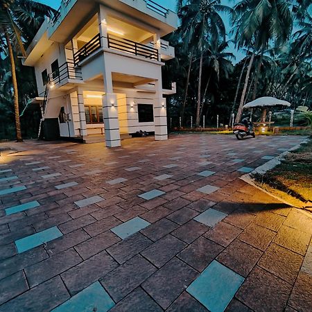 Corniche Beach Resort Mulappilangād Værelse billede