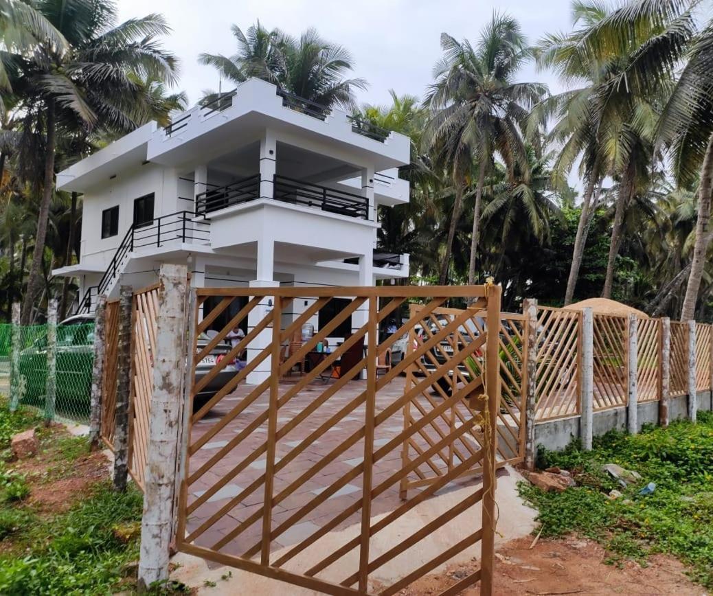 Corniche Beach Resort Mulappilangād Eksteriør billede